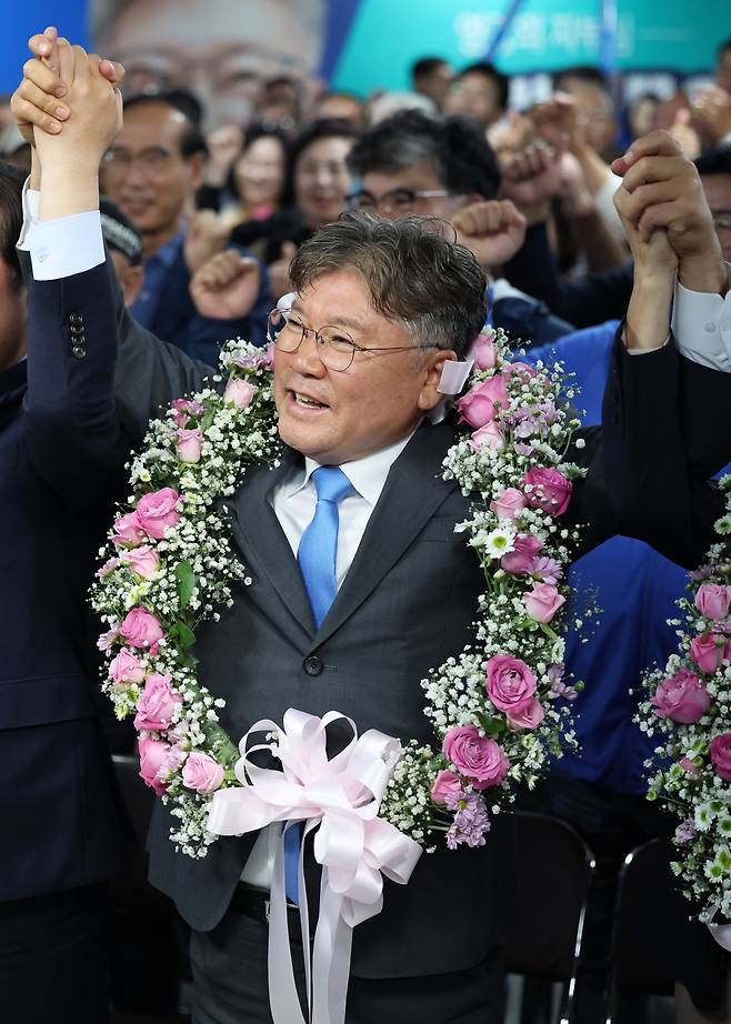 16일 오후 전남 영광군수 재선거에서 당선이 확실시된 더불어민주당 장세일 후보가 지지자에게 인사하고 있다. /연합뉴스