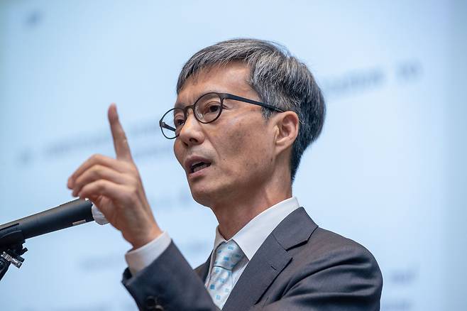 황철성 서울대 석좌교수는 “삼성의 위기는 연구비 공백에 따른 인재 부족, 외부 정치 요인의 관여, 장기 기술 개발보다 단기 실적에 집중하는 문화 등이 복합적으로 얽힌 결과”라고 했다. 사진은 지난 14일 ‘반도체 패권 탈환을 위한 한국의 과제' 간담회에서 황 교수가 주제 발표를 하는 모습. /장련성 기자