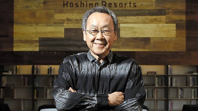 “사진 촬영을 위해 탁자 위에 살짝 앉아보라”고 했더니 호시노 리조트의 호시노 요시하루 대표는 “직원들이 이 모습을 보면 ‘건방져 보인다’고 혼낼 것 같다”면서 웃었다. 지난 7일 서울 중구의 한 커뮤니티 하우스에서다. 그는 이날 일본 디자이너 브랜드 이세이 미야케의 셔츠와 통바지, 워커화 차림이었다. 가방은 백팩이었다. 그는 “평소 너무 편하게 입고 다녀 직원들에게 종종 잔소리를 듣는 편”이라고 했다. /장련성 기자