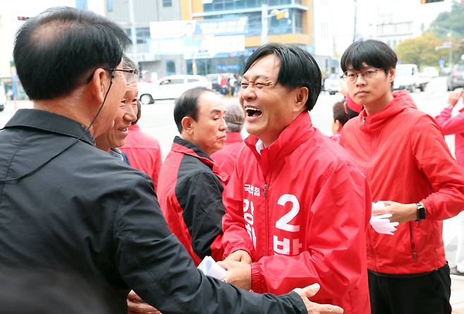 10·16 재보궐선거에 출마한 국민의힘 박용철 인천 강화군수 후보가 15일 오후 강화군 강화읍 수협사거리에서 열린 총력유세에서 지지자들과 인사를 하고 있다. /뉴스1