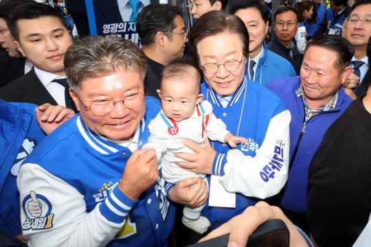 10·16 재보궐선거 공식 선거운동이 시작한 3일 오전 전남 영광군 영광터미널시장 인근에서 이재명 더불어민주당 대표가 영광군수 재선거에 출마한 장세일 후보 지원 유세를 하고 있다.<연합뉴스>