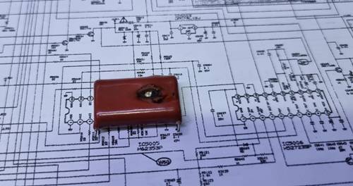 터져버린 콘덴서