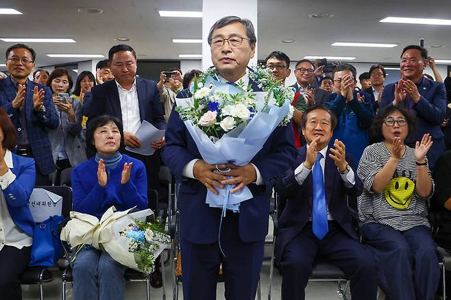 서울시교육감 보궐선거일인 16일 밤 정근식 후보가 서울 마포구에 마련된 사무실에서 당선이 확실시되자 꽃목걸이와 꽃다발을 받은 뒤 기념촬영을 하고 있다. 연합뉴스