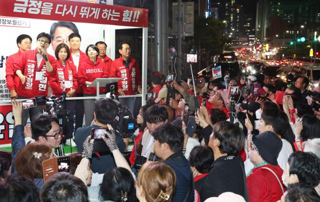 한동훈 국민의힘 대표가 15일 오후 부산 금정구 옛 롯데마트 사거리에서 많은 지지자가 모인 가운데 윤일현 금정구청장 보궐선거 후보의 지지를 호소하는 마지막 유세를 펼치고 있다. 부산= 연합뉴스