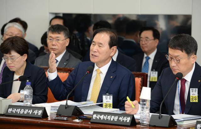 17일 오후 울산 중구 한국석유공사에서 열린 산업통상자원부 국정감사에서 김동섭(가운데) 석유공사 사장이 의원들의 질문에 답하고 있다. 뉴시스