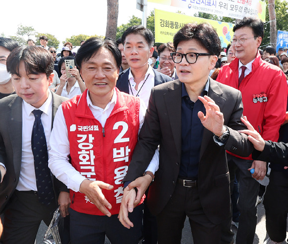 한동훈 국민의힘 대표가 27일 오전 인천 강화군 강화읍 풍물시장을 찾아 시민들에게 박용철 강화군수 보궐선거 후보의 지지를 호소하며 인사하고 있다. 2024.9.27 [사진=뉴시스]