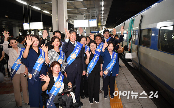 조국혁신당 조국 대표, 황운하 원내대표를 비롯한 의원들이 지난달 13일 오전 서울 용산구 용산역에서 시민들에게 추석 귀성인사를 하고 있다. [사진=곽영래 기자]