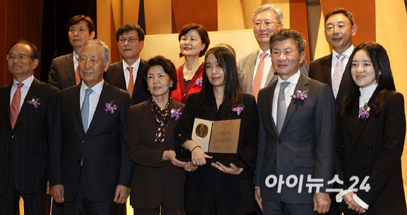 한국인 최초로 노벨문학상을 수상한 한강 작가가 17일 서울 강남구 아이파크타워에서 열린 제18회 포니정 혁신상 시상식에서 참석자들과 기념사진을 촬영하고있다. [사진=사진공동취재단]