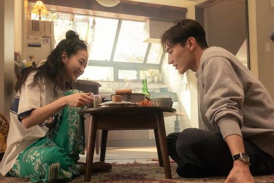 과에서 겉도는 재희와 흥수는 절친한 사이가 되고 동고동락하며 서로의 20대를 통째로 담은 ‘외장 하드’가 된다. [사진 플러스엠 엔터테인먼트]