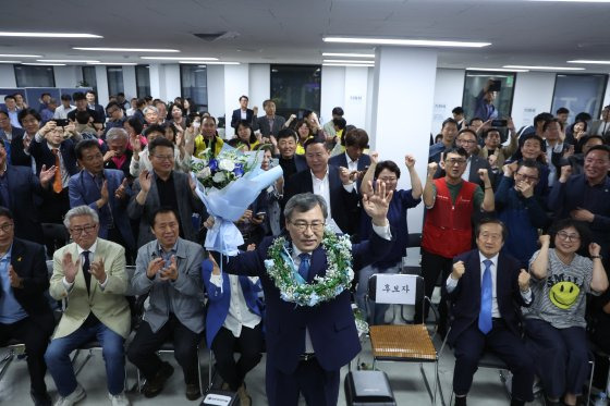 10·16 서울시교육감 보궐선거 진보 진영 단일 후보인 정근식 후보가 16일 오후 서울 마포구에 마련된 자신의 선거캠프에서 당선이 확실시 되자 꽃목걸이를 걸고 환호하고 있다. 뉴스1