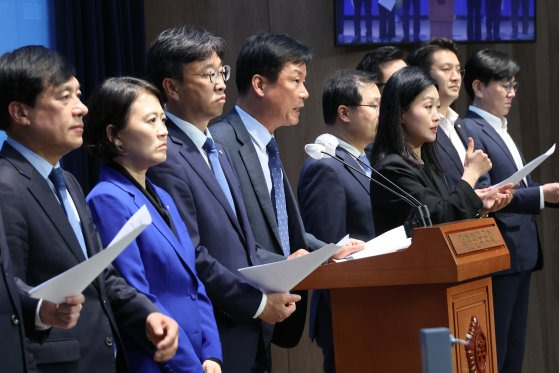 더불어민주당 검찰독재대책위원회 소속 의원들이 16일 오후 서울 여의도 국회 소통관에서 기자회견을 열고, 김건희 여사의 도이치모터스 주가조작 연루 사건에 대한 수사를 최종적으로 점검하기 위한 검찰의 '내부 레드팀' 회의에 대해 "면죄부 수순 밟기"라며 규탄하고 있다. 연합뉴스