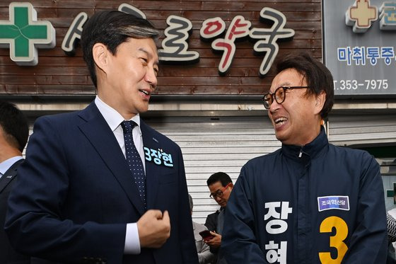 조국 조국혁신당 대표와 장현 영광군수 후보가 지난 3일 오전 전남 영광군 영광전통시장 앞에서 만나 대화를 하고 있다. 연합뉴스