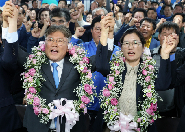 ▲ 10ㆍ16 재ㆍ보궐선거가 실시된 16일 오후 전남 영광군수 재선거에서 당선이 확실시된 더불어민주당 장세일 후보가 배우자 정수미 씨와 영광읍 선거사무소에서 지지자에게 인사하고 있다. 연합뉴스