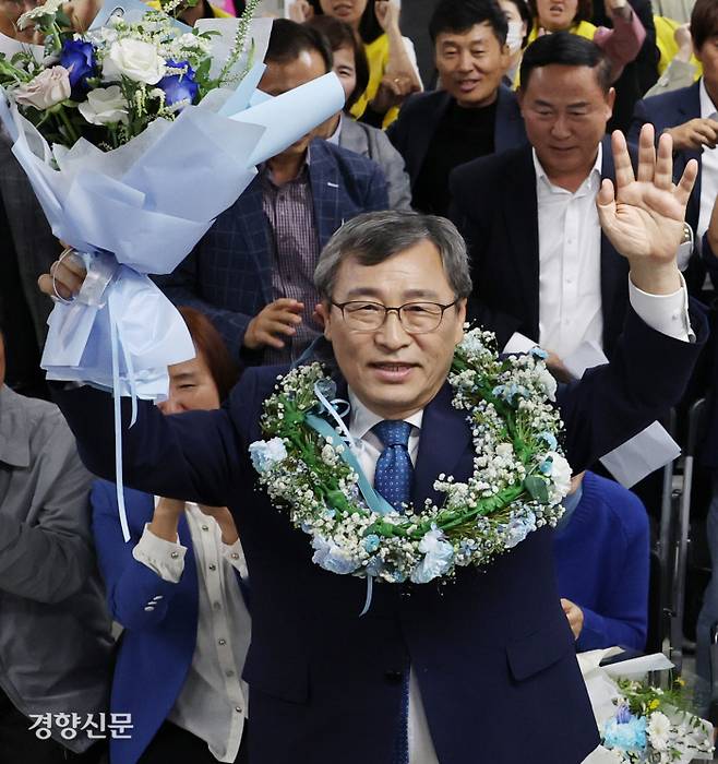 10·16 재·보궐선거에서 서울시교육감에 당선된 정근식 후보가 16일 서울 마포구 선거사무소에서 축하 꽃다발을 목에 걸고 기뻐하고 있다. 성동훈 기자 zenism@kyunghyang.com