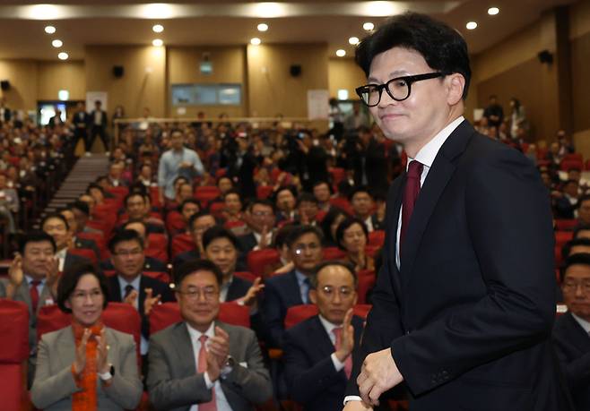 한동훈 국민의힘 대표가 17일 국회 의원회관에서 열린 전국 광역의원 연수 행사에서 환영사를 하기 위해 단상으로 향하고 있다. 연합뉴스