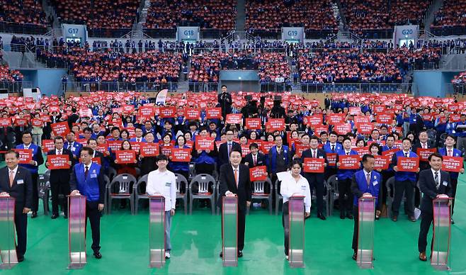 윤석열 대통령이 17일 강원 강릉시 아이스 아레나에서 열린 2024년 바르게살기운동 전국회원대회에서 참석자들과 ‘자유와 번영의 대한민국’ 퍼포먼스에 참여하고 있다. 연합뉴스