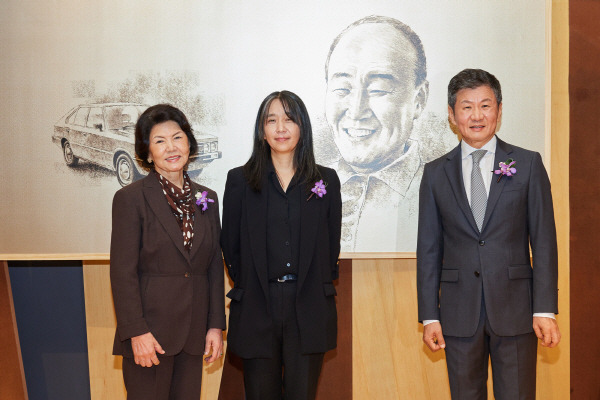 17일 포니정재단은 서울 강남구 삼성동 아이파크타워에 있는 포니정홀에서 ‘제18회 포니정 혁신상’ 시상식을 개최하고 올해 수상자로 한강 작가를 선정했다. 왼쪽부터 故 정세영 HDC그룹(전 현대산업개발) 명예회장의 부인 박영자 여사, 한강 작가, 정몽규 포니정재단 이사장. 포니정재단 제공