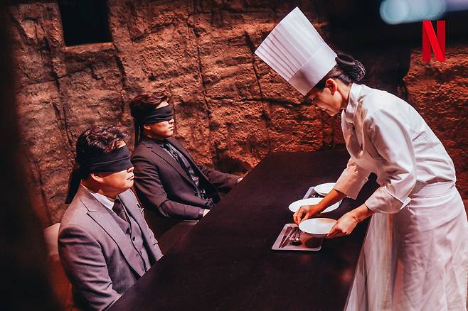 Anh Sung-jae, right, and Paik Jong-won as judges on Netflix Korea's cooking survival show "Culinary Class Wars" [NETFLIX KOREA]