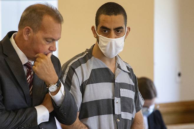 Defense attorney Nathaniel Barone, left, and Hadi Matar, 24, right, listen during an arraignment in the Chautauqua County Courthouse in Mayville, New York, on Aug. 18, 2022. [AP/YONHAP]