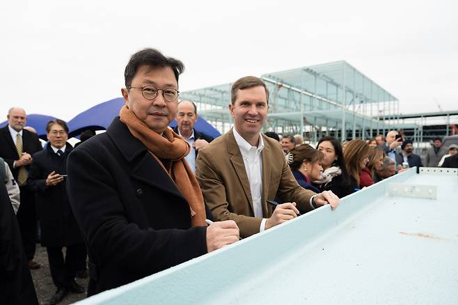 SK Group Executive Vice Chairman Chey Jae-won, left, and Kentucky Governor Andy Beshear pose for a photo during a groundbreaking ceremony of their battery plant in Glendale, Kentucky, on Dec. 5, 2022. [SK ON]