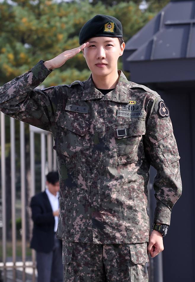 BTS's J-Hope salutes to reporters and fans after finishing his mandatory military duty on Oct. 17 at his base camp in Wonju, Gangwon. [YONHAP]