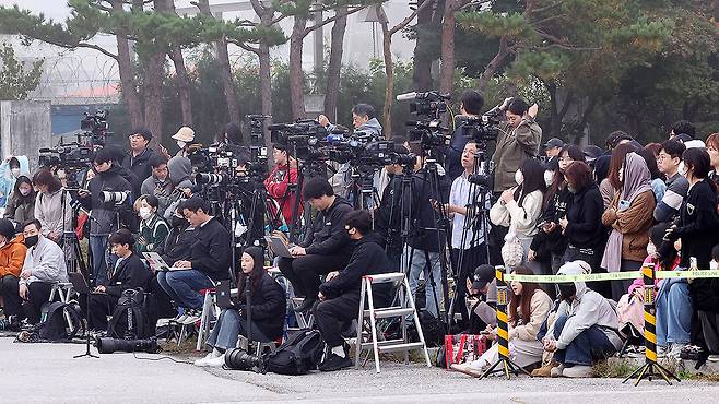 Reporters and fans await BTS member J-Hope in front of his base camp in Wonju, Gangwon, on Oct. 17. [YONHAP]