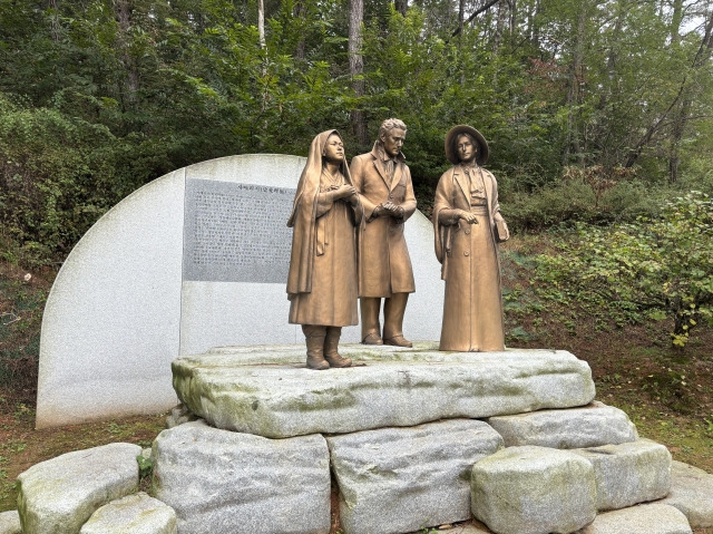 쪽 길에 올라서자 중학동 구 선교사 가옥과 유관순 사애리시 로버트 선교사 동상이 맞이한다.