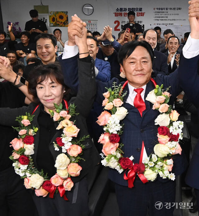 박용철 국민의힘 강화군수 보궐선거 후보가 선거사무소에서 당선이 확정되자 환호하고 있다. 조병석기자