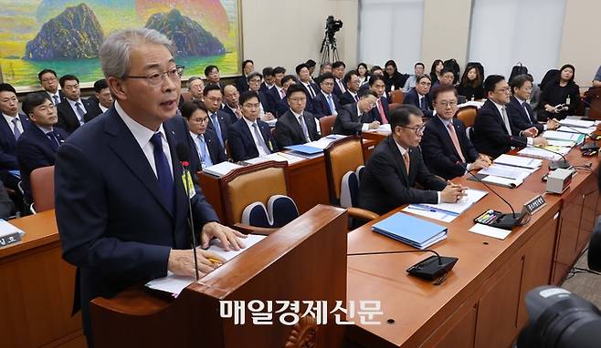 지난 10일 임종룡 우리금융지주 회장이 서울 여의도 국회 정무위원회에서 열린 국정감사에서 질의에 답변하고 있다. [한주형기자]