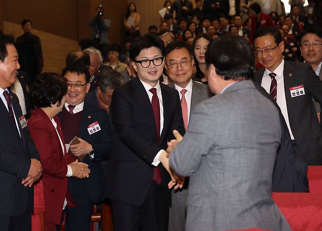 한동훈 국민의힘 대표가 17일 국회 의원회관에서 열린 전국 광역의원 연수 행사에 입장하고 있다. [사진 출처 = 연합뉴스]