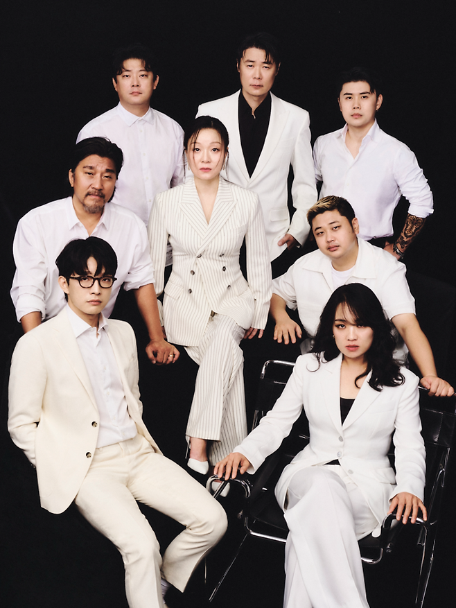 넷플릭스 요리 경연 프로그램 ‘흑백요리사: 요리 계급 전쟁’에서 상위 8명 안에 든 ‘TOP 8’ 출연자들. 왼쪽 아래부터 트리플 스타, 에드워드 리, 장호준, 최현석, 권성준(나폴리 맛피아), 요리하는 돌아이, 정지선, 이모카세 1호(가운데). 넷플릭스