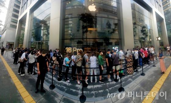 애플의 첫 인공지능(AI) 스마트폰 '아이폰16 시리즈 출시 당일인 20일 서울 한 애플 매장에서 시민들이 구매를 위해 길게 줄지어 서 있다. /사진=임한별(머니S)