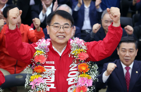 부산 금정구청장 보궐선거 윤일현 국민의힘 후보가 16일 금정구 자신의 선거사무소에서 당선이 유력해지자 환호하고 있다. 뉴시스