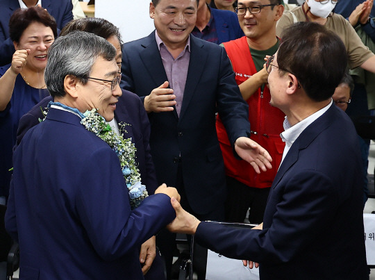 정근식(왼쪽) 서울시교육감 보궐선거 후보가 16일 오후 서울 마포구 후보자 사무실에서 당선이 확실시되자 조희연 전 서울시교육감과 인사를 나누고 있다. 뉴시스