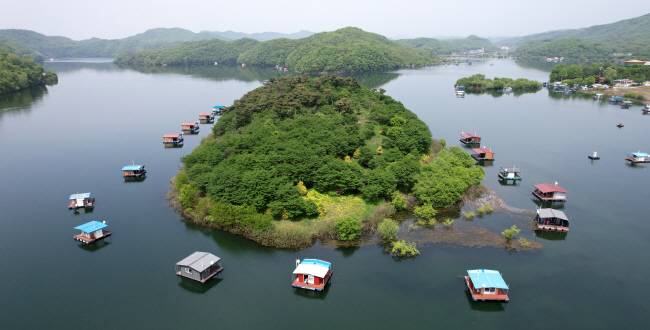 초평저수지에 떠 있는 낚시용 좌대. 수상마을 같은 이국적인 느낌이다.