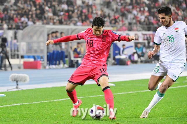 15일 오후 경기도 용인 미르스타디음에서 진행된 '2026 국제축구연맹(FIFA) 북중미 월드컵 아시아 지역 3차 예선 B조 4차' 대한민국-이라크와의 경기에서 이강인이 돌파를 하고 있다./용인 = 곽경훈 기자