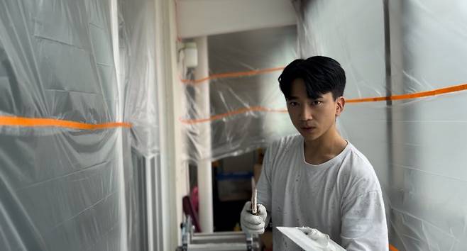 ‘가족을 위해’ 마이크 대신 붓을 잡은지 1년 7개월째 된 보이그룹 BTL 출신 오지민(30) 씨. [본인 제공]