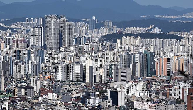 서울 남산에서 바라본 성북구 지역의 아파트 모습. 이상섭 기자