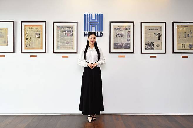 한아리엘씨가 헤럴드스퀘어 접견실 앞에서 포즈를 취하고 있다. 한씨는 “헤럴드를 널리 알리는 홍보대사로서 책임을 다하겠다”고 말했다. 임세준 기자