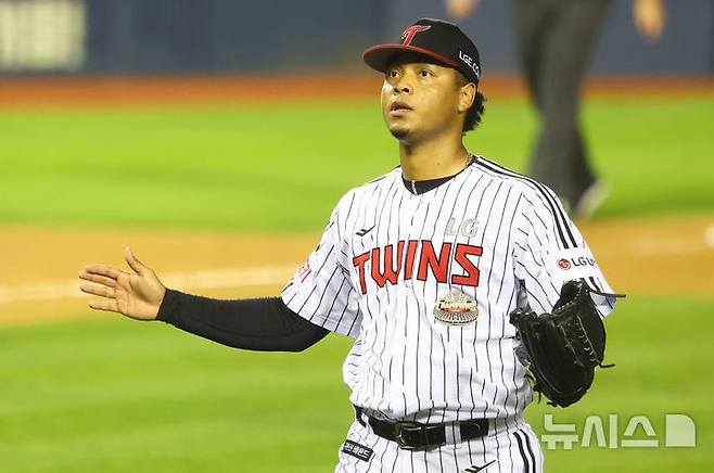 [서울=뉴시스] 황준선 기자 = 17일 서울 송파구 잠실야구장에서 열린 2024 KBO 포스트시즌 플레이오프 3차전 삼성 라이온즈와 LG 트윈스의 경기, 6회 초를 무실점으로 마친 LG 에르난데스가 안도하고 있다. 2024.10.17. hwang@newsis.com