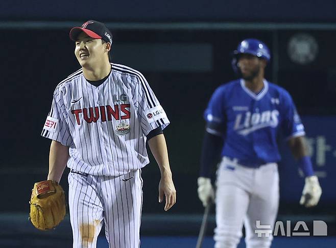 [서울=뉴시스] 김금보 기자 = 17일 서울 송파구 잠실야구장에서 열린 2024 KBO 포스트시즌 플레이오프 3차전 삼성 라이온즈와 LG 트윈스의 경기, 4회초 1사 1루 LG 선발 임찬규가 삼성 디아즈의 홈런성 타구 파울판정에 웃음을 보이고 있다. 2024.10.17. kgb@newsis.com