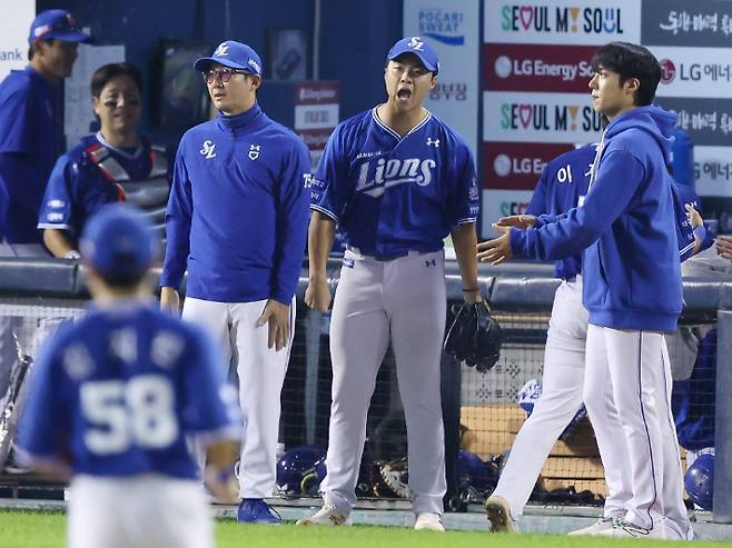 17일 서울 잠실야장에서 열린 2024시즌 KBO 리그 플레이오프 LG와 삼성의 3차전 5회말 2사 득점권 위기에서 삼성 김윤수(가운데)가 LG 오스틴을 플라이 아웃으로 잡아낸 뒤 기뻐하고 있다. 연합뉴스