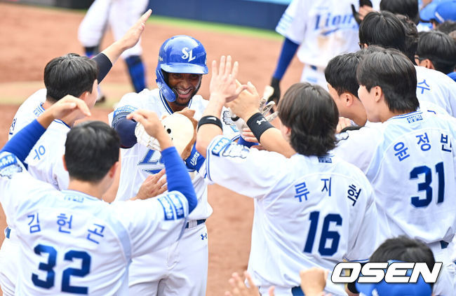 [OSEN=대구, 이석우 기자] 13일 대구 삼성라이온즈파크에서 2024 신한 SOL뱅크 KBO 포스트시즌 플레이오프 삼성 라이온즈와 LG 트윈스의 1차전 경기가 열렸다. 홈팀 삼성은 레예스를 선발로, 방문팀 LG는 최원태를 선발로 투입했다.삼성 라이온즈 디아즈가 5회말 1사 1루 우월 2점 홈런을 치고 하이파이브를 하고 있다. 2024.10.13 / foto0307@osen.co.kr