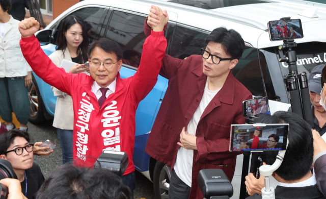 ▲한동훈 국민의힘 대표가 지난 15일 오후 부산 금정구 대한노인회 부산 금정구지회 건물 앞에서 시민들에게 윤일현 금정구청장 보궐선거 후보의 지지를 호소하고 있다. ⓒ연합뉴스