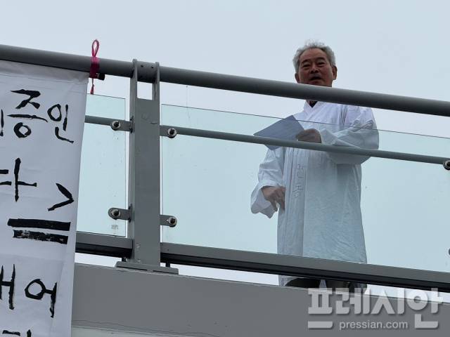 ▲권기철 안동정의실천21 의장은“권기창 안동시장은 용기내어 사과하라”며 “‘XX놈아’를 공표한 ‘권기창을 주민소환 하라’”고 큰소리로 규탄하며 17일부터 단식농성에 돌입했다. ⓒ 김종우 기자(프레시안)