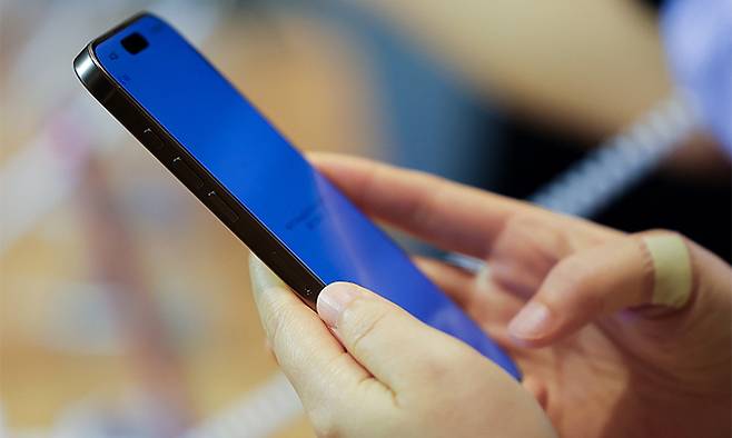 애플 아이폰 16 시리즈 및 애플 워치 국내 공식 출시일인 지난 9월 20일 출시 행사에서 관계자가 제품을 조작하고 있다. 연합뉴스