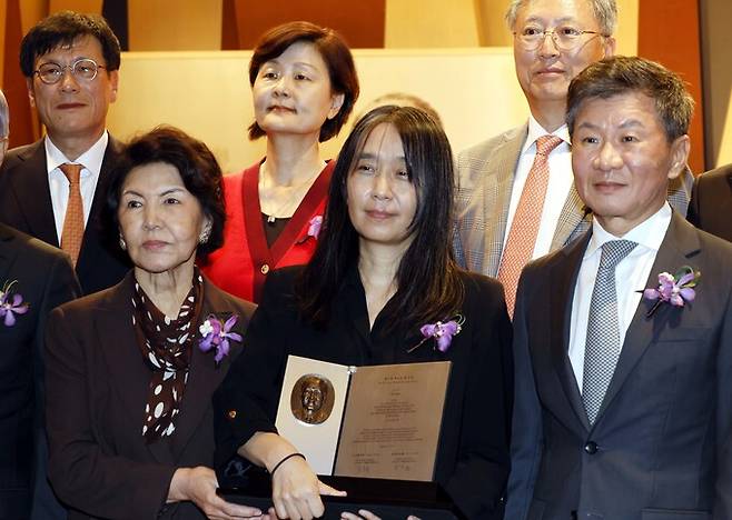 한국인 최초로 노벨문학상을 수상한 한강 작가가 17일 서울 강남구 아이파크타워에서 열린 제18회 포니정 혁신상 시상식에서 참석자들과 기념사진을 촬영하고있다. 뉴스1