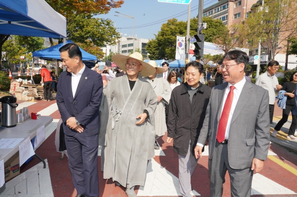 이승로(왼쪽 첫 번째) 서울 성북구청장이 지난 12일 성북동 길상사, 덕수교회, 성북동성당의 연합바자회에서 인사하고 있다.   성북구 제공