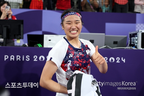 2024 파리 하계 올림픽 배드민턴 여자 단식에서 우승한 뒤 미소를 보이는 안세영 / 사진=Gettyimages 제공