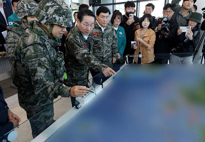 연평도 안보현황 점검하는 유정복 인천시장 [촬영 신민재]